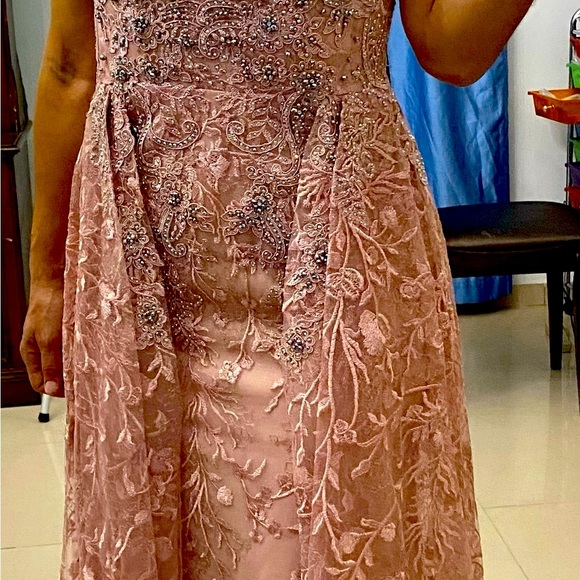 Elegant formal dress - Picture 4 of 4